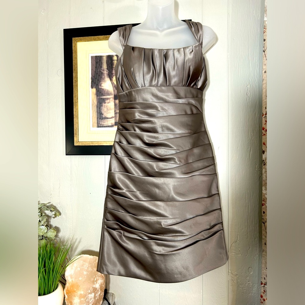 Stunning Bill Levkoff Satin sleeveless mini dress✨💫Size 10.